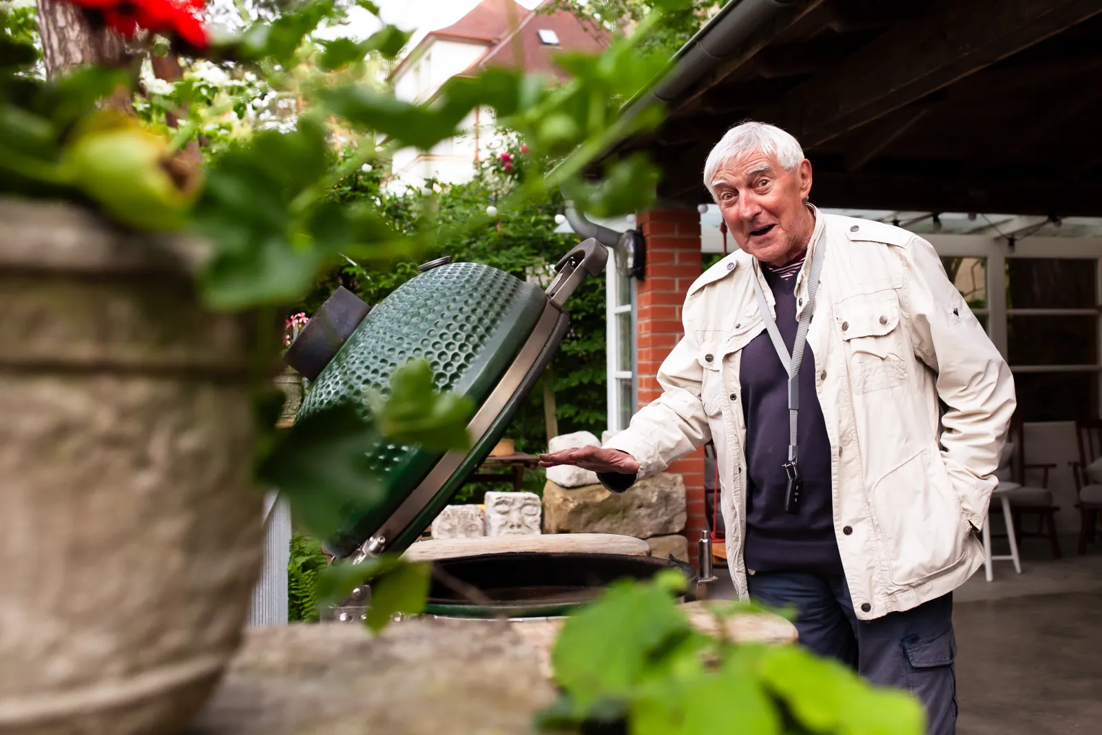 Hostitel u keramického grilu Big Green Egg