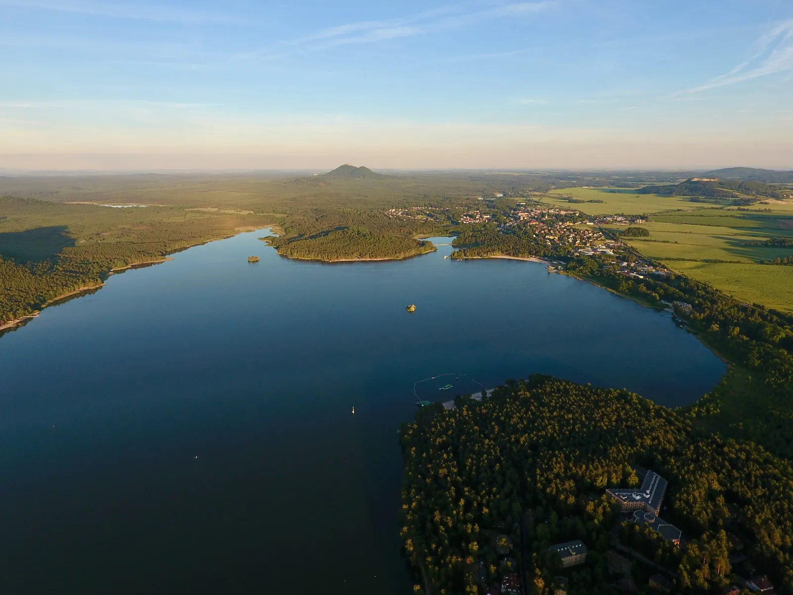 Máchovo jezero při východu slunce